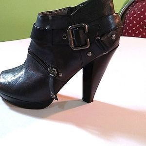 Guess NWT dark gray healed ankle boots zips up on the inside zipper in the front